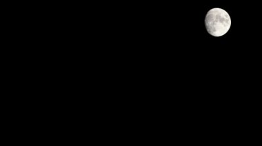 Moon Timelapse, Stock zamanaşımı: Dolunay karanlık gökyüzünde yükseliyor, gece vakti. Dolunay zamanı, gece karanlığında karanlık gökyüzünde ay ışığıyla birlikte kaybolur. Yüksek kaliteli beleş video kaydı veya zaman ayarlı