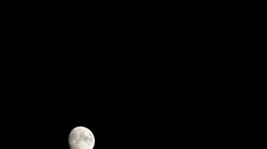 Moon Timelapse, Stock zamanaşımı: Dolunay karanlık gökyüzünde yükseliyor, gece vakti. Dolunay zamanı, gece karanlığında karanlık gökyüzünde ay ışığıyla birlikte kaybolur. Yüksek kaliteli beleş video kaydı veya zaman ayarlı