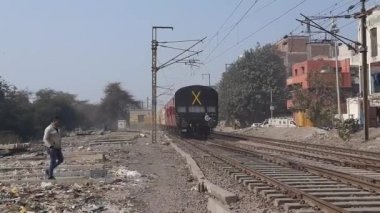Yeni Delhi Hindistan 3 Ekim 2020 - Tren Geçidi. Ekspres tren videoları. Indian Railways Video 'su. Hint Demiryolları. Delhi Tren İstasyonu