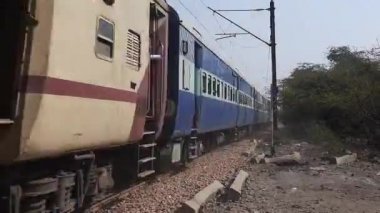 Yeni Delhi Hindistan 3 Ekim 2020 - Tren Geçidi. Ekspres tren videoları. Indian Railways Video 'su. Hint Demiryolları. Delhi Tren İstasyonu