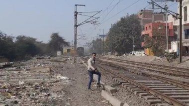 Yeni Delhi Hindistan 3 Ekim 2020 - Tren Geçidi. Ekspres tren videoları. Indian Railways Video 'su. Hint Demiryolları. Delhi Tren İstasyonu