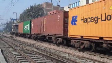 Yeni Delhi Hindistan 3 Ekim 2020 - Tren Geçidi. Ekspres tren videoları. Indian Railways Video 'su. Hint Demiryolları. Delhi Tren İstasyonu