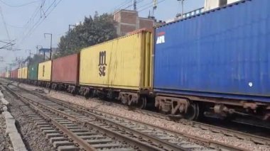 Yeni Delhi Hindistan 3 Ekim 2020 - Tren Geçidi. Ekspres tren videoları. Indian Railways Video 'su. Hint Demiryolları. Delhi Tren İstasyonu