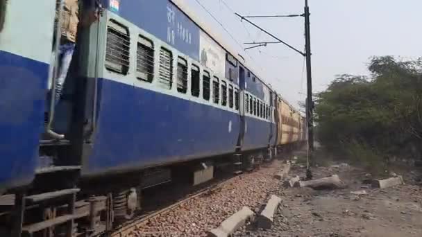 Yeni Delhi Hindistan Ekim 2020 Tren Geçidi Ekspres Tren Videoları — Stok video