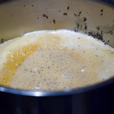 Sıcak yemek ocakta pişirilmeye hazır sıcak, lezzetli yemekler servis edilmeye hazır ve gün içinde sıcak ateşin üzerine yerleştiriliyor.