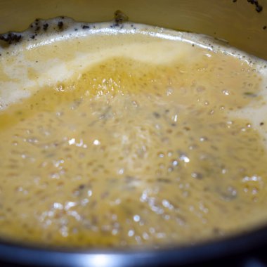 Sıcak yemek ocakta pişirilmeye hazır sıcak, lezzetli yemekler servis edilmeye hazır ve gün içinde sıcak ateşin üzerine yerleştiriliyor.