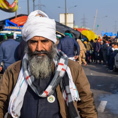 Yeni Delhi, Hindistan 25 Aralık 2020 - Punjab, Uttar Pradesh ve Uttarakhand 'den Hintli Sih ve Hindu Çiftçiler Delhi-UP sınırında protesto eylemi düzenlediler. Çiftçiler yeni çiftçi yasalarını protesto ediyorlar