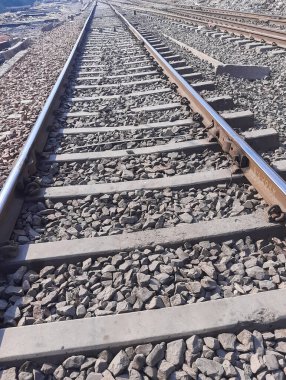 Delhi 'de gündüz vakti Hindistan' dan gelen tren yolu manzarası, Hint demiryolu manzarası, Hint tren yolu kavşağı. Ağır sanayi