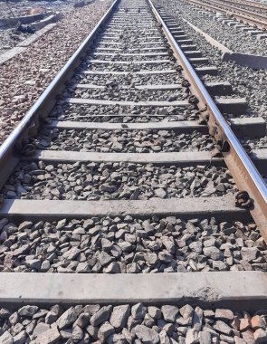 Delhi 'de gündüz vakti Hindistan' dan gelen tren yolu manzarası, Hint demiryolu manzarası, Hint tren yolu kavşağı. Ağır sanayi