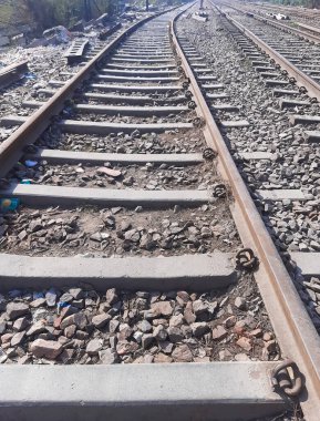 Delhi 'de gündüz vakti Hindistan' dan gelen tren yolu manzarası, Hint demiryolu manzarası, Hint tren yolu kavşağı. Ağır sanayi