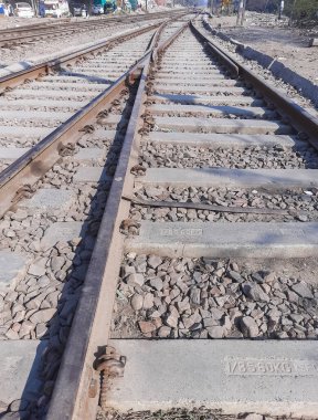 Delhi 'de gündüz vakti Hindistan' dan gelen tren yolu manzarası, Hint demiryolu manzarası, Hint tren yolu kavşağı. Ağır sanayi