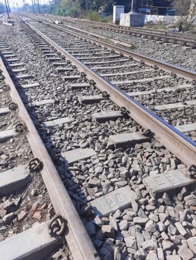 Delhi 'de gündüz vakti Hindistan' dan gelen tren yolu manzarası, Hint demiryolu manzarası, Hint tren yolu kavşağı. Ağır sanayi