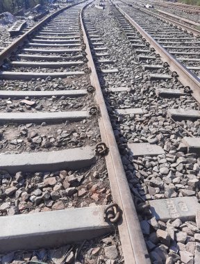 Delhi 'de gündüz vakti Hindistan' dan gelen tren yolu manzarası, Hint demiryolu manzarası, Hint tren yolu kavşağı. Ağır sanayi