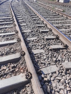 Delhi 'de gündüz vakti Hindistan' dan gelen tren yolu manzarası, Hint demiryolu manzarası, Hint tren yolu kavşağı. Ağır sanayi