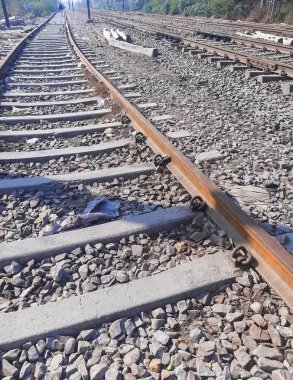 Delhi 'de gündüz vakti Hindistan' dan gelen tren yolu manzarası, Hint demiryolu manzarası, Hint tren yolu kavşağı. Ağır sanayi