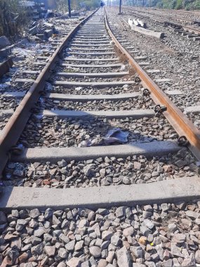 Delhi 'de gündüz vakti Hindistan' dan gelen tren yolu manzarası, Hint demiryolu manzarası, Hint tren yolu kavşağı. Ağır sanayi