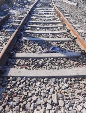 Delhi 'de gündüz vakti Hindistan' dan gelen tren yolu manzarası, Hint demiryolu manzarası, Hint tren yolu kavşağı. Ağır sanayi