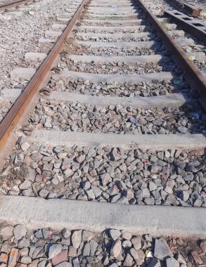 Delhi 'de gündüz vakti Hindistan' dan gelen tren yolu manzarası, Hint demiryolu manzarası, Hint tren yolu kavşağı. Ağır sanayi