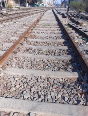 Delhi 'de gündüz vakti Hindistan' dan gelen tren yolu manzarası, Hint demiryolu manzarası, Hint tren yolu kavşağı. Ağır sanayi