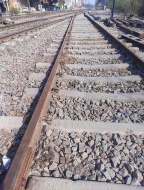 Delhi 'de gündüz vakti Hindistan' dan gelen tren yolu manzarası, Hint demiryolu manzarası, Hint tren yolu kavşağı. Ağır sanayi