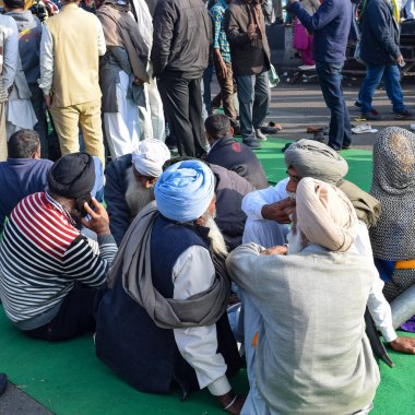 Yeni Delhi, Hindistan 25 Aralık 2020 - Punjab, Uttar Pradesh ve Uttarakhand 'den Hintli Sih ve Hindu Çiftçiler Delhi-UP sınırında protesto eylemi düzenlediler. Çiftçiler yeni çiftçi yasalarını protesto ediyorlar