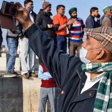 Yeni Delhi, Hindistan 25 Aralık 2020 - Punjab, Uttar Pradesh ve Uttarakhand 'den Hintli Sih ve Hindu Çiftçiler Delhi-UP sınırında protesto eylemi düzenlediler. Çiftçiler yeni çiftçi yasalarını protesto ediyorlar