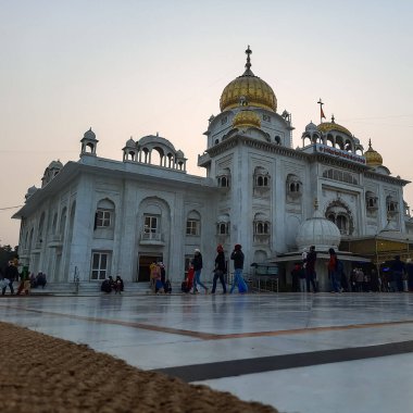 Gurdwara Bangla Sahib, Yeni Delhi 'deki Sih Gurudwara, Bangla Sahib Gurudwara' nın en önde gelenidir.