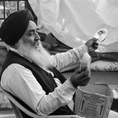 Gazipur, Delhi, Hindistan 25 Aralık 2020 - Punjab, Uttar Pradesh ve Uttarakhand 'den Hintli Sih ve Çiftçiler, Delhi-UP sınırında yeni çiftçi yasalarına karşı protestolar başlattılar