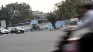 Yeni Delhi Hindistan 01 Şubat 2022: Delhi 'deki yoğun yolların Gündüz Zamanaşımı manzarası, yoğun yoğun yoğun yoğun yoğun saatler, yoğun kalabalık yolların zamanlaması