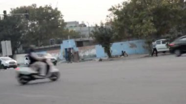 Yeni Delhi Hindistan 01 Şubat 2022: Delhi 'deki yoğun yolların Gündüz Zamanaşımı manzarası, yoğun yoğun yoğun yoğun yoğun saatler, yoğun kalabalık yolların zamanlaması