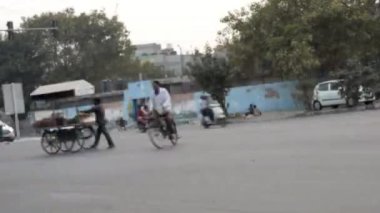 Yeni Delhi Hindistan 01 Şubat 2022: Delhi 'deki yoğun yolların Gündüz Zamanaşımı manzarası, yoğun yoğun yoğun yoğun yoğun saatler, yoğun kalabalık yolların zamanlaması