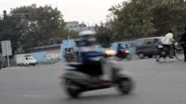 Yeni Delhi Hindistan 01 Şubat 2022: Delhi 'deki yoğun yolların Gündüz Zamanaşımı manzarası, yoğun yoğun yoğun yoğun yoğun saatler, yoğun kalabalık yolların zamanlaması