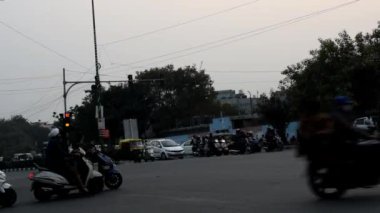 Yeni Delhi Hindistan 01 Şubat 2022: Delhi 'deki yoğun yolların Gündüz Zamanaşımı manzarası, yoğun yoğun yoğun yoğun yoğun saatler, yoğun kalabalık yolların zamanlaması