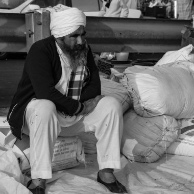 Gazipur, Delhi, Hindistan 25 Aralık 2020 - Punjab, Uttar Pradesh ve Uttarakhand 'den Hintli Sih ve Hindu Çiftçiler Delhi-UP sınırında protesto eylemi düzenlediler. Çiftçiler yeni çiftçi yasalarını protesto ediyorlar