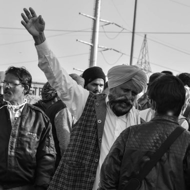 Gazipur, Delhi, Hindistan 25 Aralık 2020 - Punjab, Uttar Pradesh ve Uttarakhand 'den Hintli Sih ve Çiftçiler, Delhi-UP sınırında yeni çiftçi yasalarına karşı protestolar başlattılar