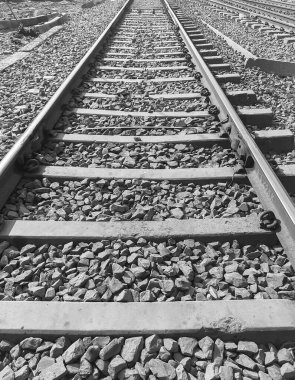 Delhi 'de gündüz vakti Hindistan' dan gelen tren yolu manzarası, Hint demiryolu manzarası, Hint tren yolu kavşağı. Ağır endüstri Siyah ve Beyaz