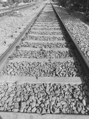 Delhi 'de gündüz vakti Hindistan' dan gelen tren yolu manzarası, Hint demiryolu manzarası, Hint tren yolu kavşağı. Ağır endüstri Siyah ve Beyaz