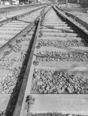 Delhi 'de gündüz vakti Hindistan' dan gelen tren yolu manzarası, Hint demiryolu manzarası, Hint tren yolu kavşağı. Ağır endüstri Siyah ve Beyaz