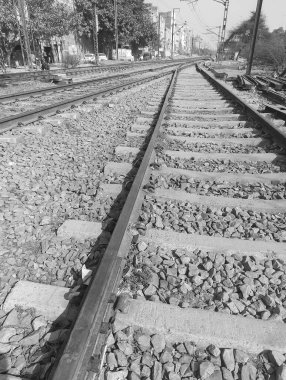 Delhi 'de gündüz vakti Hindistan' dan gelen tren yolu manzarası, Hint demiryolu manzarası, Hint tren yolu kavşağı. Ağır endüstri Siyah ve Beyaz