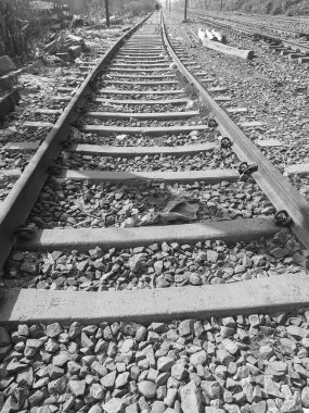Delhi 'de gündüz vakti Hindistan' dan gelen tren yolu manzarası, Hint demiryolu manzarası, Hint tren yolu kavşağı. Ağır endüstri Siyah ve Beyaz