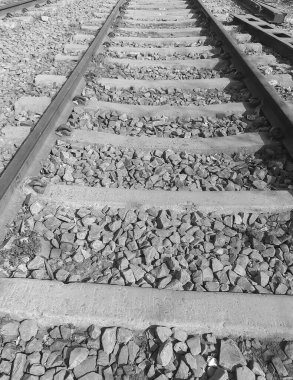 Delhi 'de gündüz vakti Hindistan' dan gelen tren yolu manzarası, Hint demiryolu manzarası, Hint tren yolu kavşağı. Ağır endüstri Siyah ve Beyaz