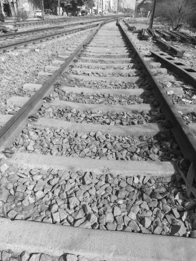 Delhi 'de gündüz vakti Hindistan' dan gelen tren yolu manzarası, Hint demiryolu manzarası, Hint tren yolu kavşağı. Ağır endüstri Siyah ve Beyaz