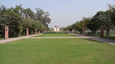 Delhi 'deki Sunder Anaokulu' nun içindeki mimari mezarın içerisinden bakıldığında, Sunder Çocuk Yuvası, Delhi 'deki Humayun' un Mezarı 'nın yanında yer alan Dünya Mirası Sunder Çocuk Yuvası' dır.