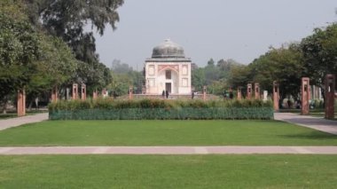 Delhi 'deki Sunder Anaokulu' nun içindeki mimari mezarın içerisinden bakıldığında, Sunder Çocuk Yuvası, Delhi 'deki Humayun' un Mezarı 'nın yanında yer alan Dünya Mirası Sunder Çocuk Yuvası' dır.