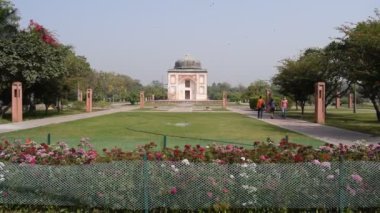 Delhi 'deki Sunder Anaokulu' nun içindeki mimari mezarın içerisinden bakıldığında, Sunder Çocuk Yuvası, Delhi 'deki Humayun' un Mezarı 'nın yanında yer alan Dünya Mirası Sunder Çocuk Yuvası' dır.