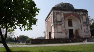 Delhi 'deki Sunder Anaokulu' nun içindeki mimari mezarın içerisinden bakıldığında, Sunder Çocuk Yuvası, Delhi 'deki Humayun' un Mezarı 'nın yanında yer alan Dünya Mirası Sunder Çocuk Yuvası' dır.