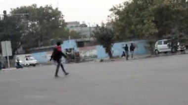 Yeni Delhi Hindistan 01 Şubat 2022: Delhi 'deki yoğun yolların Gündüz Zamanaşımı manzarası, yoğun yoğun yoğun yoğun yoğun saatler, yoğun kalabalık yolların zamanlaması