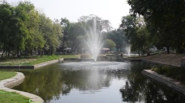 Delhi 'deki Lodhi Garden kompleksindeki çeşme, Lodhi Garden kompleksindeki çeşme, çeşmedeki su, sabah vakti Lodhi Garden parkındaki çeşme.