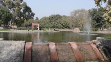 Delhi 'deki Lodhi Garden kompleksindeki çeşme, Lodhi Garden kompleksindeki çeşme, çeşmedeki su, sabah vakti Lodhi Garden parkındaki çeşme.