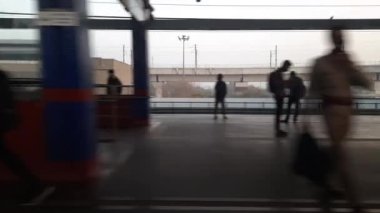 Yeni Delhi Hindistan 4 Ocak 2022 - Delhi metro istasyonu içinde yüz maskesi takmak zorunludur, Delhi Metro gündüz görünümü, Delhi Metro Geçidi